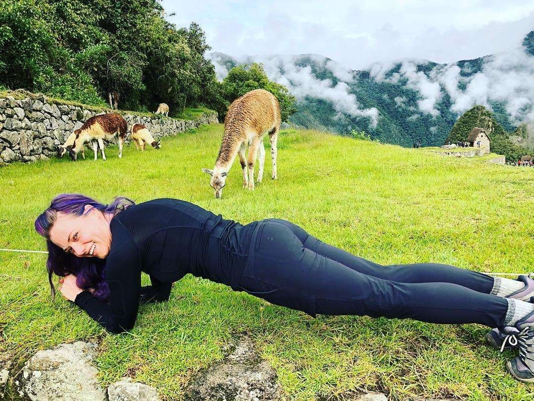 刘亦菲单手做平板支撑,她的动作标准吗?