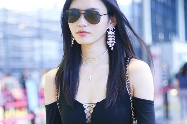 奚梦瑶晒被何猷君亲吻视频庆生,他们的感情如何?