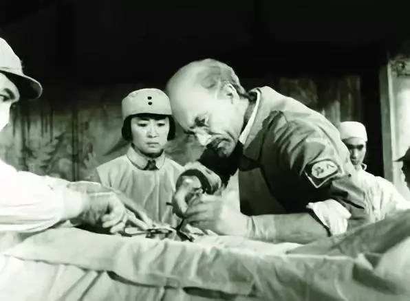 白求恩精益求精的故事