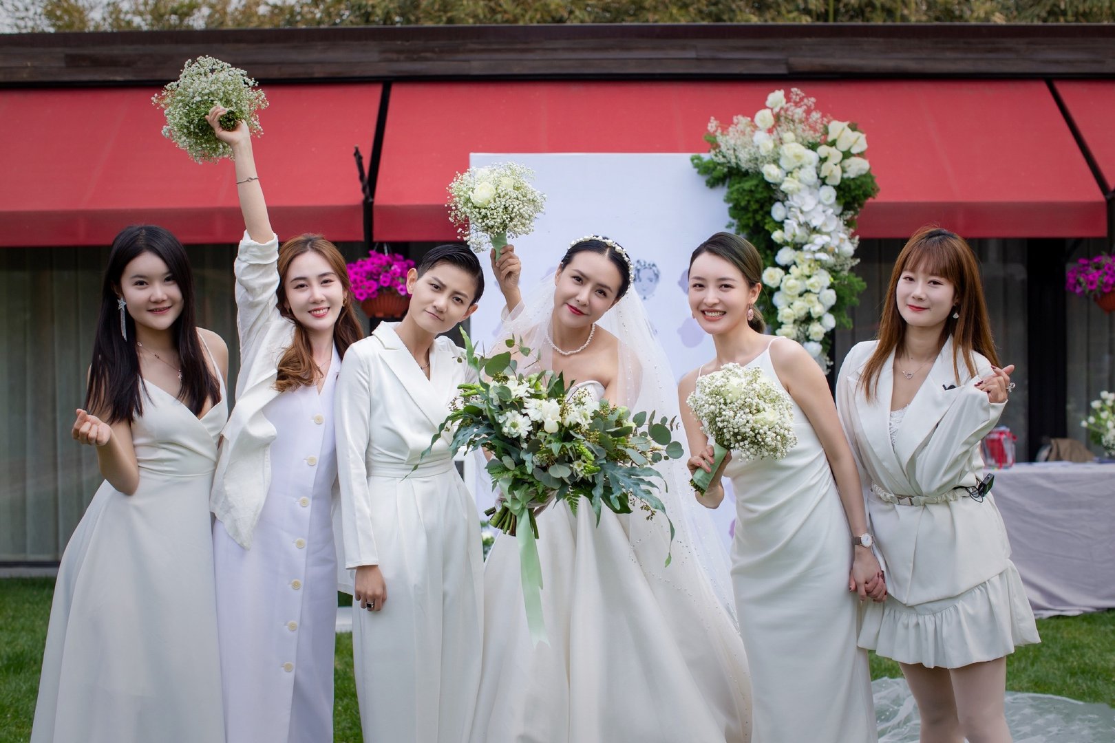 快女喻佳丽举办婚礼,到场明星都有谁呢?