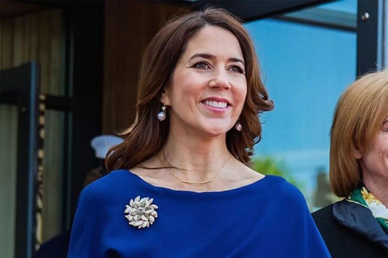 47岁丹麦王妃访问巴黎！蓝白迷笛裙优雅到极致，玛丽VS凯特，你更支持谁？