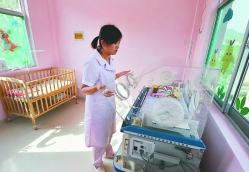 青岛一垃圾桶上,惊现一名女婴,背后究竟有什么难以启齿的艰难?