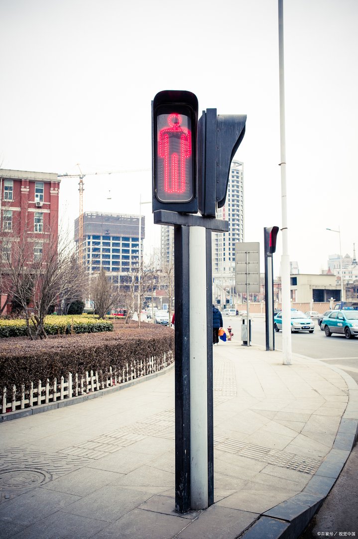民警执法时用辣椒水喷90岁老人,相关部门对该名民警进行了什么处罚?
