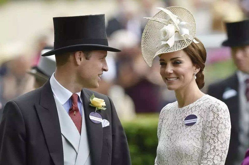 47岁丹麦王妃访问巴黎!蓝白迷笛裙优雅到极致,玛丽VS凯特,你更支持谁?