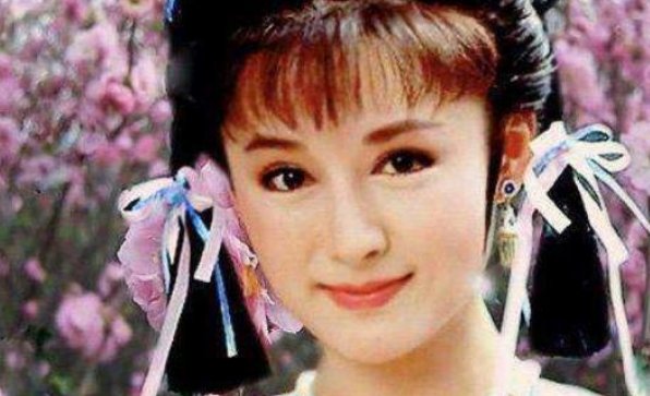 不老女神潘迎紫依旧靓丽，但这一细节却暴露了她的真实年龄，哪个细节？