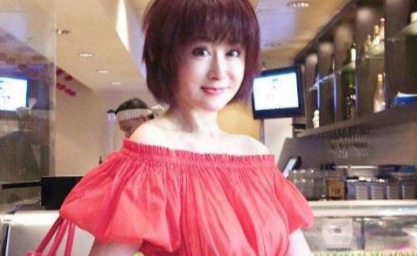 不老女神潘迎紫依旧靓丽，但这一细节却暴露了她的真实年龄，哪个细节？