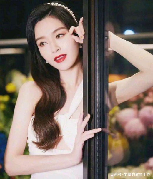 还是文咏珊会玩，挂脖只挂一边，腰上还不忘“留空”，你觉得可爱吗？