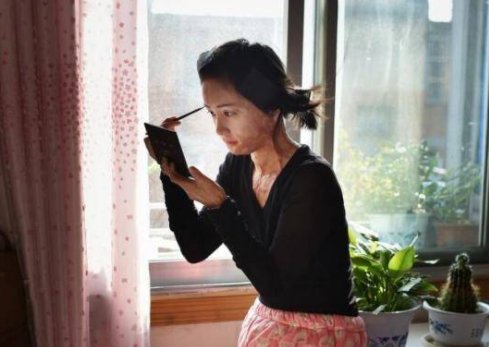 十六岁少女周岩,因拒绝追求惨遭毁容,现在怎么样了?