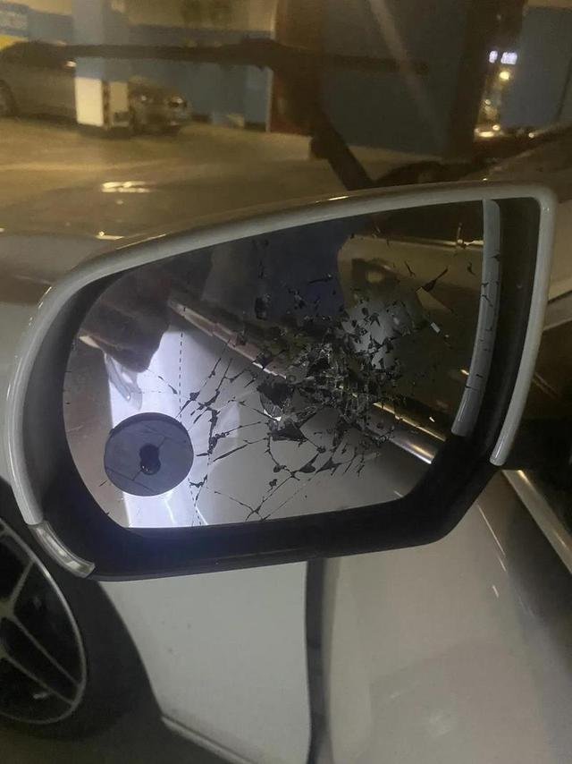 你是如何看待女子狂砸9辆车后让男友赔的这一事件的?