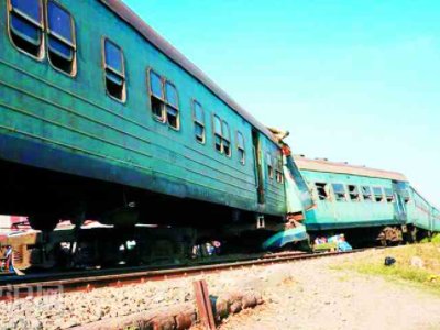 两列载客火车在埃及南部相撞，造成了多少伤亡？