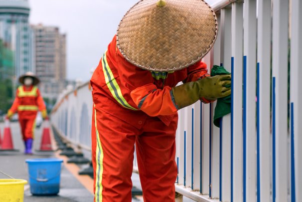 借铁锹给路人的环卫工未被辞退,环卫管理处为何将其辞退?