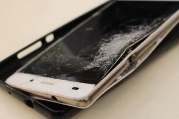 男子走在路上包里的三星手机突然爆炸起火,导致爆炸的原因是什么?