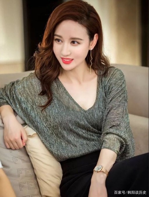 吕超与妻子张萌罕见同框,夫妻两人状态如何?