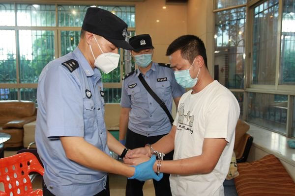 重庆一对闺蜜晚上在公厕内被害，凶手究竟是谁？为何要将她们置于死地？