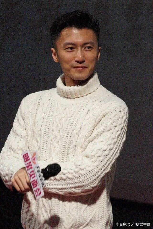 同样是周润发抱过的童星，境遇大相径庭，一个成巨星一个跑龙套 ，都是谁？