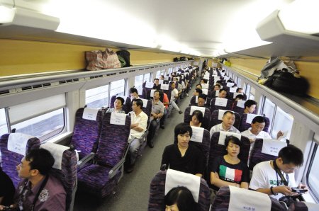 男子高铁上霸座还播放哀乐,这种行为会收到什么处罚?