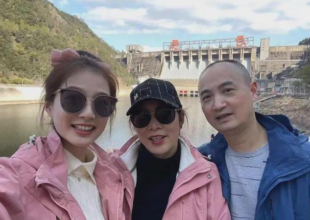 领诵员冯琳高颜值生活照曝光,曾与杨澜同台,她在生活中是一个怎样的人?