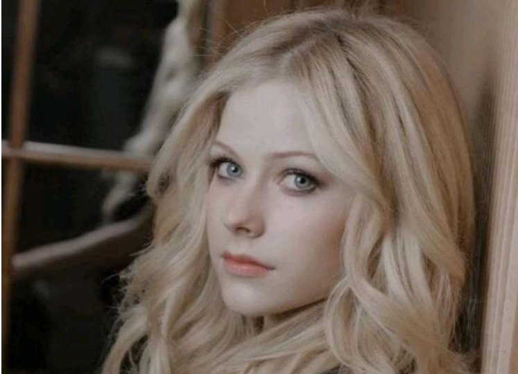 艾薇儿大方公开私人电话号码,接通后,你会跟她说什么?