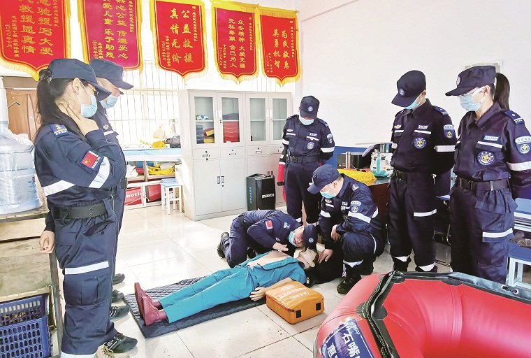 网红偷救生艇作秀谎称救人,警方介入,当事人将会面临什么处罚?