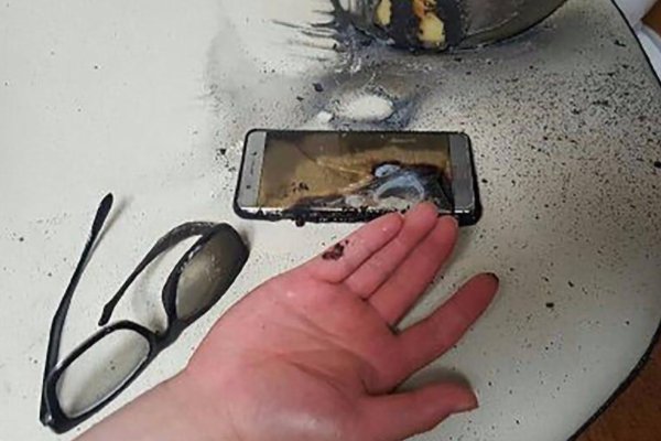 男子走在路上包里的三星手机突然爆炸起火,导致爆炸的原因是什么?