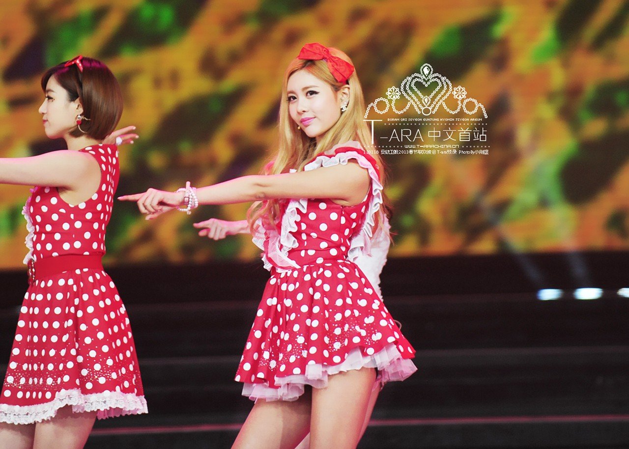 安徽卫视今年春晚tara唱roly poly 里面直刘海刘海上绑红色蝴蝶结的是谁？？？？