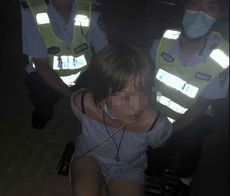 你是如何看待女子狂砸9辆车后让男友赔的这一事件的?