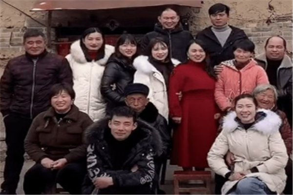 兄弟姐妹7人还原24年前照片,看到这个视频的你,心情是怎样的?