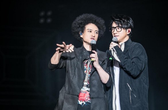 薛之谦发文悼念赵英俊，你觉得他是真作秀还是真感情？