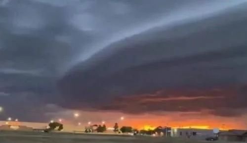 美国上空惊现巨型发光火柱引发热议,这是地球外来物体吗?