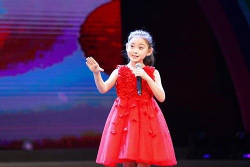 当年红遍中国的“年画娃娃”邓鸣贺已走了5年,唯一妹妹现状怎样?