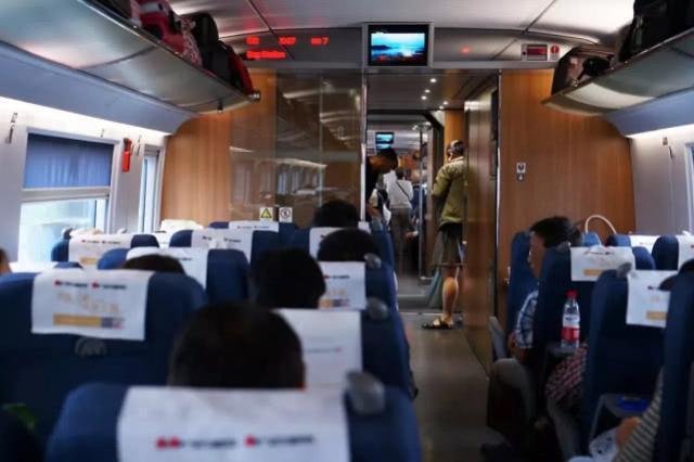 男子高铁上霸座还播放哀乐,这种行为会收到什么处罚?