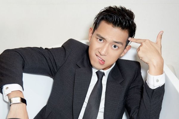 如何看待李现被某圈内知名Gay高层强撩不成，退出娱乐圈？