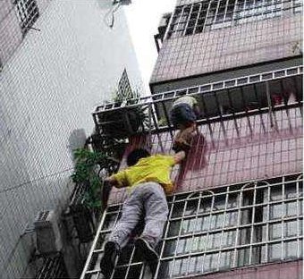 托举哥爬楼救人是怎么回事?