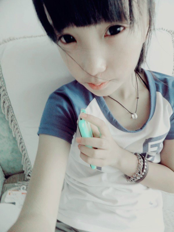 求张依依的照片（大图），我用来做透明皮肤，快快快，谢谢！！