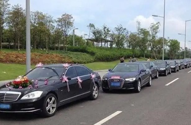 陋习！天津新人被拦车讨喜，发了十几条烟都不够！遇到这种情况该咋办？