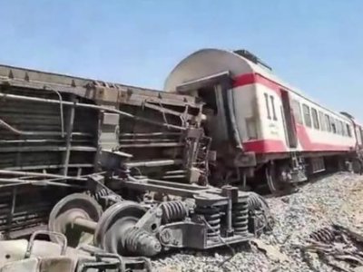 两列载客火车在埃及南部相撞,造成了多少伤亡?