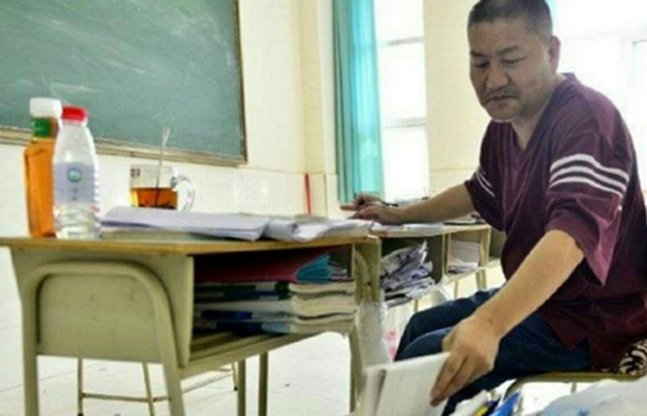 高考钉子户梁实第26次备考,54岁参加25次高考,他的成绩如何?