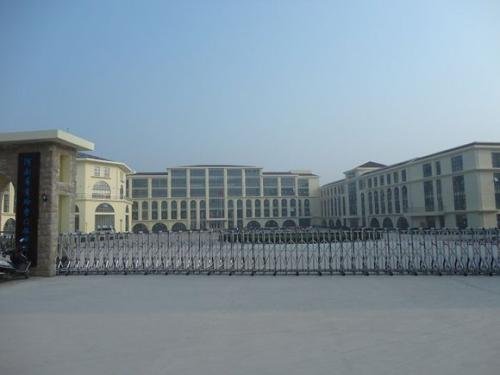 河南一中学门口发生车祸，3人被撞飞，谁来为此事负责？