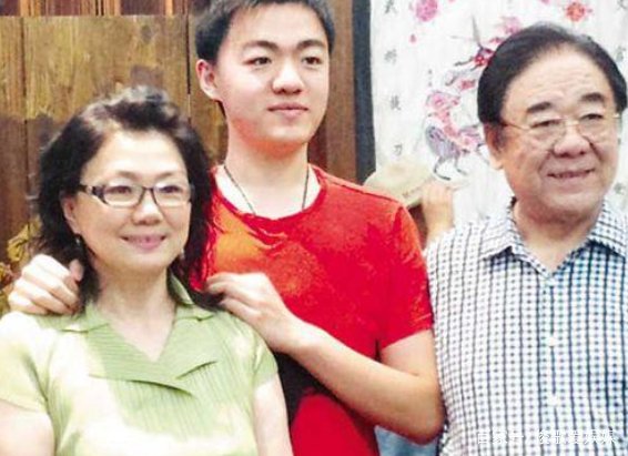 他五十三岁得子，第一次结婚是和学生李谷一，二婚是位音乐教授，他是谁呢？