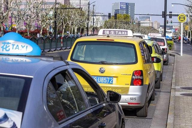 深夜通报!司机猝死车内仍被贴罚单,交警被调查,是否需要承担相应责任?