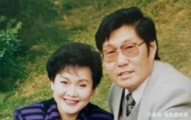他五十三岁得子，第一次结婚是和学生李谷一，二婚是位音乐教授，他是谁呢？