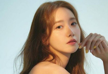 少女时代林允儿，晒青龙电视剧大赏认证照，丰满身材很抢眼！如何看？