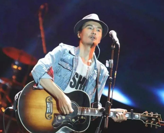 朴树离婚了，被曝恋上某一线女星，路边低调抽烟无人识，吴晓敏对她不好吗？