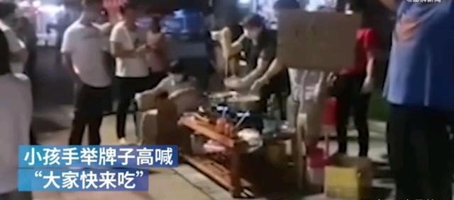 一户人全家出动为堵车路人煮面,路人是怎样表达感谢的?