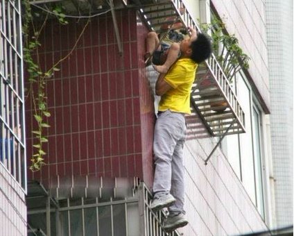 托举哥爬楼救人是怎么回事?