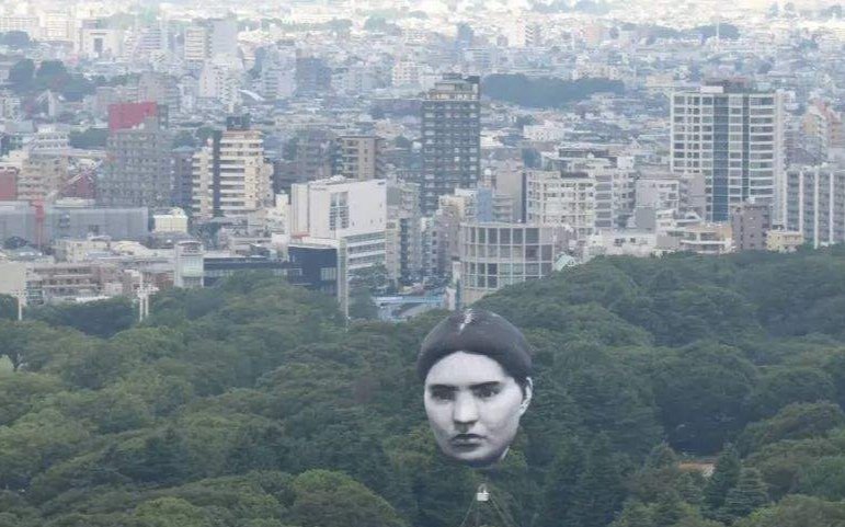 日本东京上空惊现巨型人脸气球,日本的艺术都多奇葩?