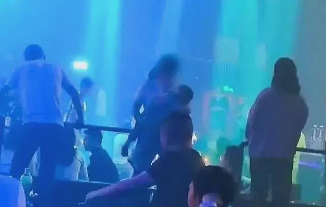 女子夜店内抱娃蹦迪，这种带娃方式有多不靠谱？