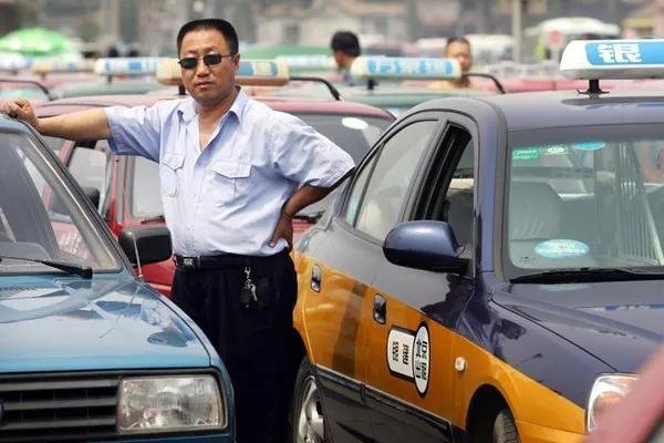 深夜通报!司机猝死车内仍被贴罚单,交警被调查,是否需要承担相应责任?