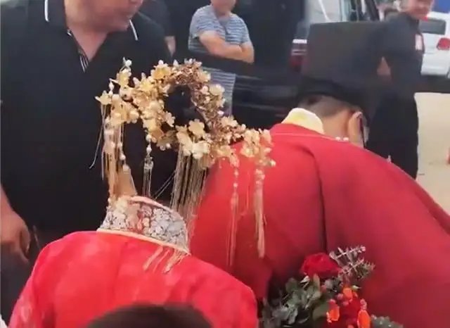 陋习！天津新人被拦车讨喜，发了十几条烟都不够！遇到这种情况该咋办？