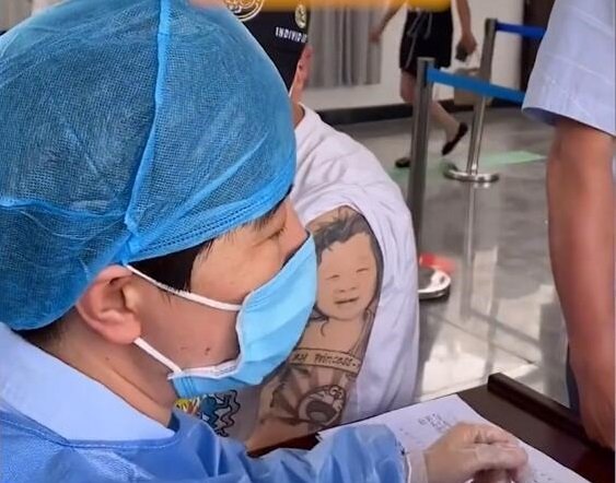 男子因纹身太可爱走红，他的纹身是什么样子的呢？